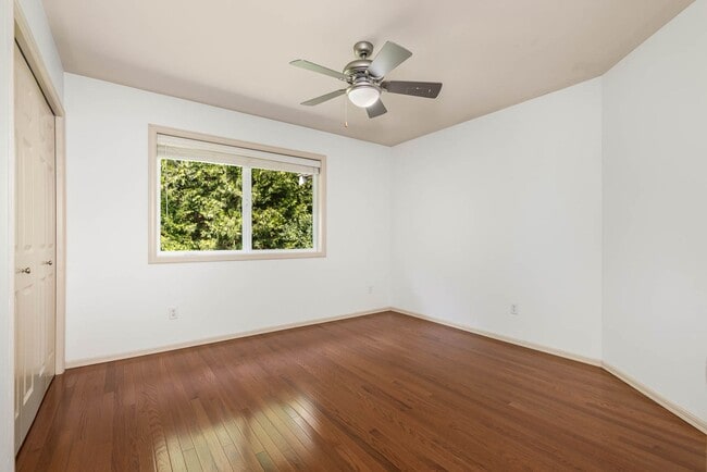 Building Photo - Elegant Redmond Retreat | 4 Bed + 2 Offices | Prime Cul-de-Sac Location