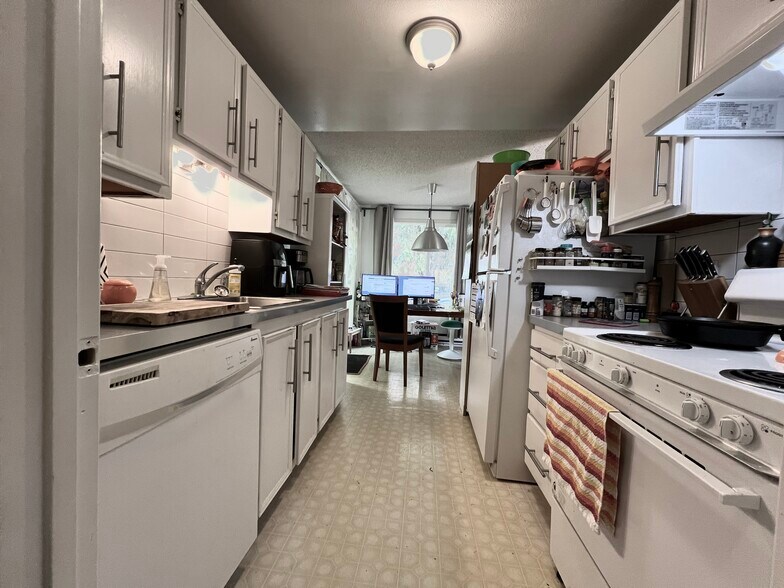 Building Photo - 4921 SE 71st Ave
