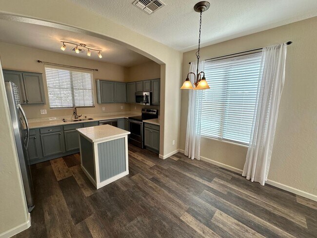 Building Photo - 1912 E Loma Vista St