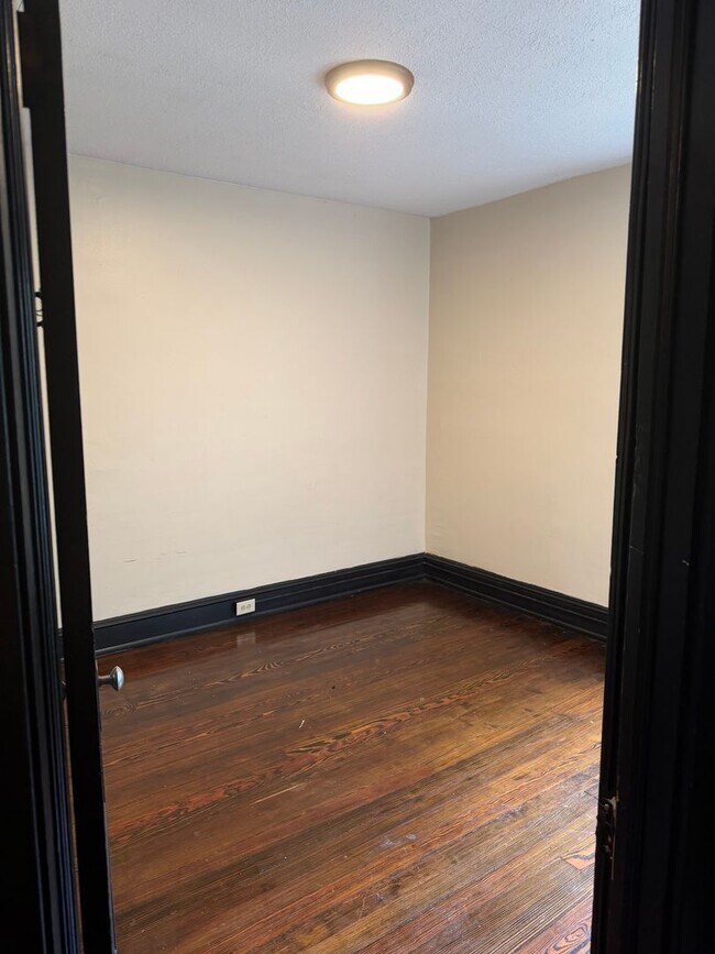 Building Photo - 1315 W 85th St