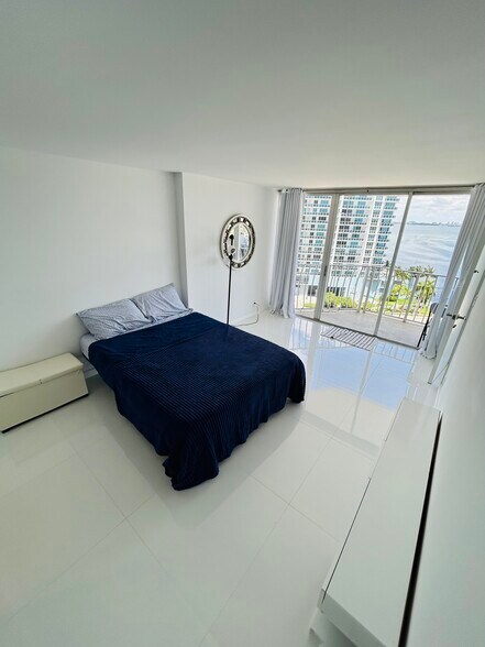 Building Photo - 7601 E Treasure Dr