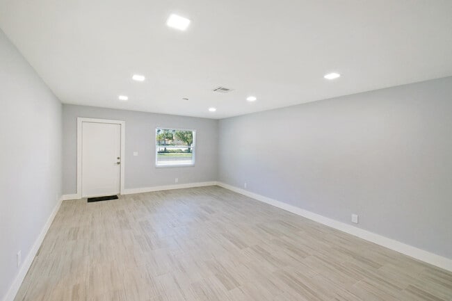 Building Photo - 9126 Roan Ln