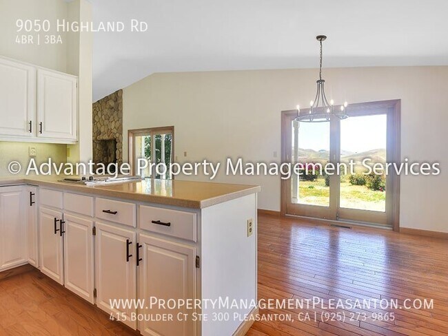 Building Photo - Unique 4 Bed / 3 Bath 3,484 Sq Ft Home off...