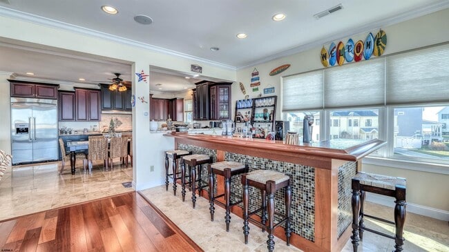 Building Photo - 909 N Cambridge Ave