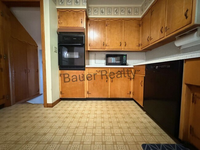 Building Photo - Four Bedroom, New London Schools
