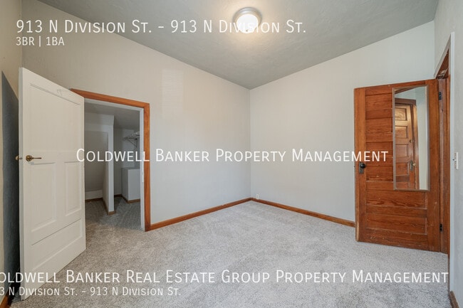 Building Photo - 913 N Division St