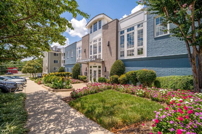 Building Photo - Charming Townhome with Unbeatable Amenities