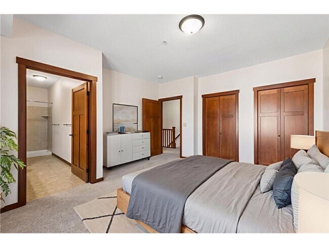 Building Photo - Large 2BD/2.5BA two story corner unit on Dayton Ave in St Paul!!