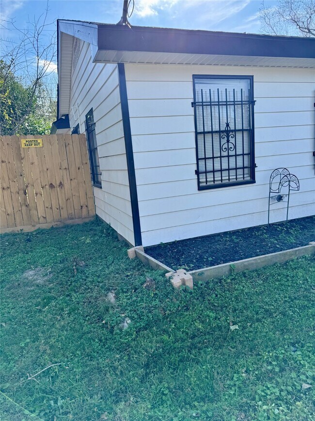 Building Photo - 5634 Belneath St