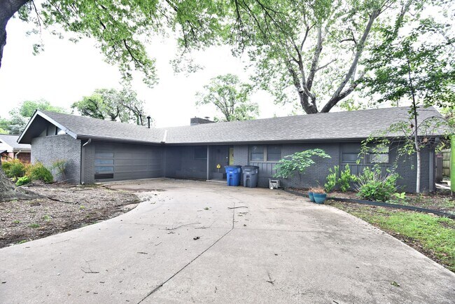 Building Photo - Mid Century Modern home in the Patrick Hen...