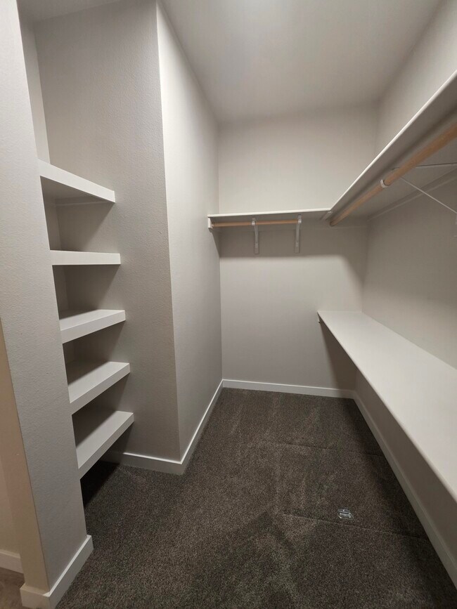 Building Photo - 1720 SW Gabar Ct