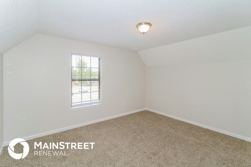 Building Photo - 7120 Oak Forest Dr