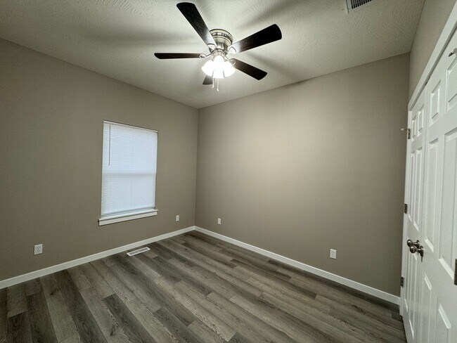 Building Photo - Newer 4 Bedrooms/2 Baths/Oversized 2 Car Garage Home Coming Available!