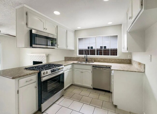 Building Photo - 5921 Hillsdale Blvd