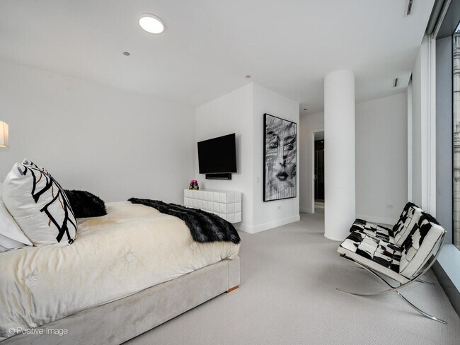 Building Photo - 403 N Wabash Ave