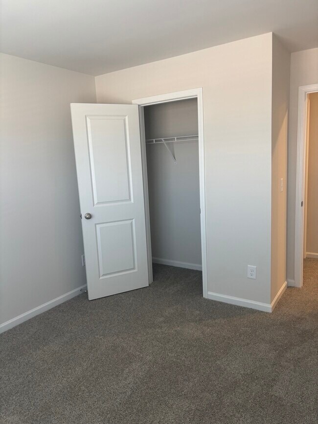 Building Photo - SPacious 3 bedroom 2 1/2 bath home