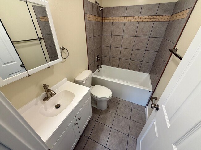 Building Photo - 1380 Cleveland St