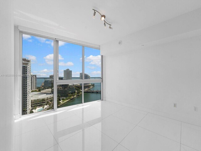 Building Photo - 495 Brickell Ave