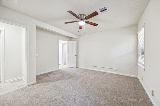 Building Photo - 2511 Evergreen Dr