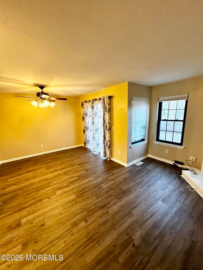 Building Photo - 905 Arlington Dr