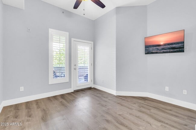 Building Photo - 945 E Playa Del Norte Dr