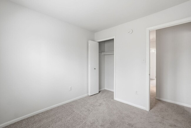 Building Photo - Welcome home to this charming three-level townhouse in the heart of Springfield!