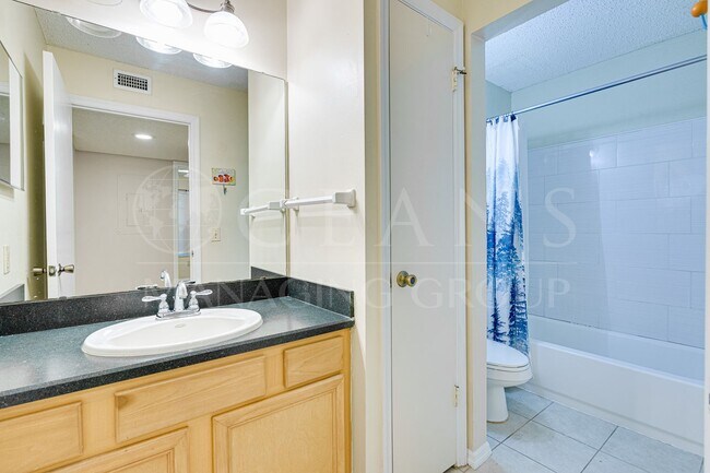 Building Photo - 2 Bedroom Nestled Away in the Heart of Daytona