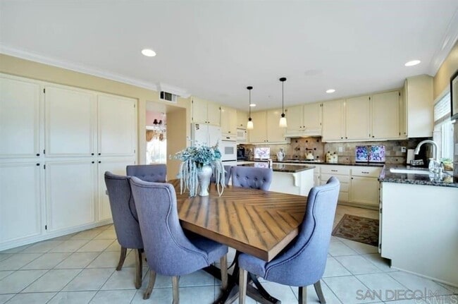 Building Photo - 10394 Valley Waters Dr