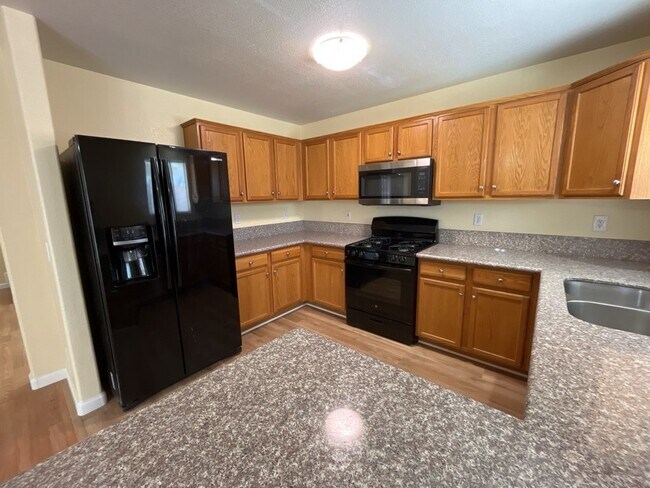 Building Photo - Experience luxurious living in this stunning 4-bedroom, 2.5-bathroom house
