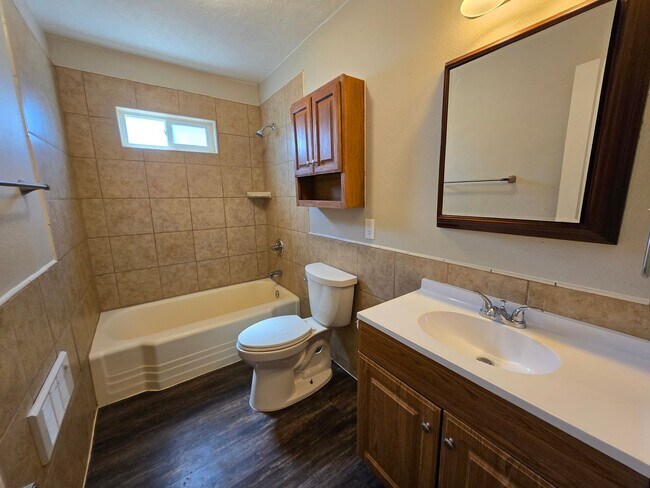 Building Photo - Newly Renovated Home
