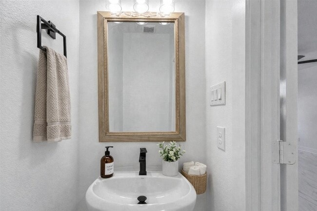 Building Photo - 5912 Mayle St