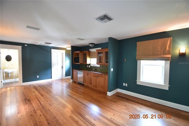 Building Photo - 810 S Packwood Ave