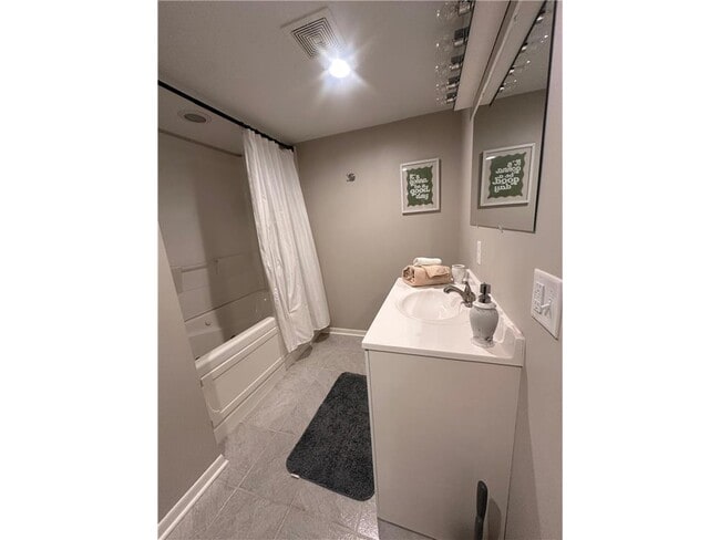 Building Photo - 629 E 67th St