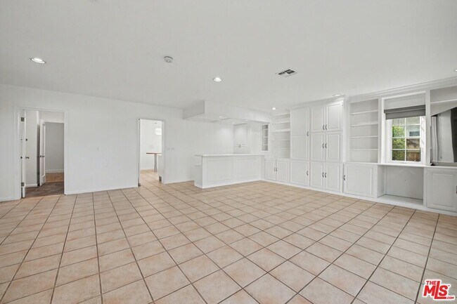 Building Photo - 10543 Almayo Ave