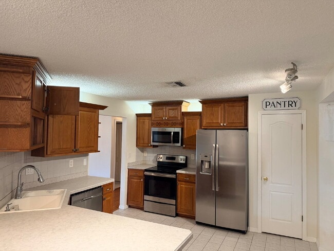 Building Photo - Large Fenced Yard!  Rainbow Woods Home For Rent