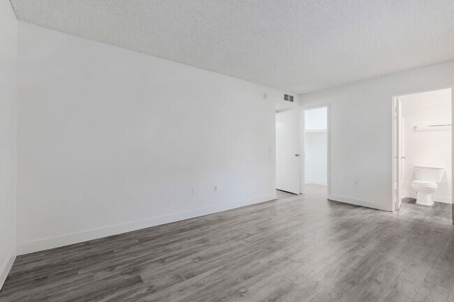 Building Photo - Chatsworth Rent This Now