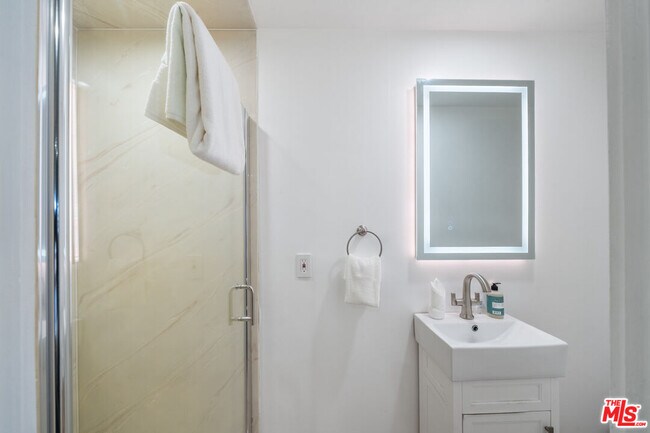 Building Photo - 9305 Beverlycrest Dr