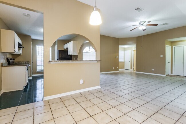 Building Photo - 2215 Hazyknoll Ln