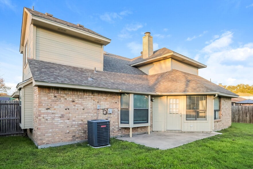 Building Photo - 2413 Claremont Dr