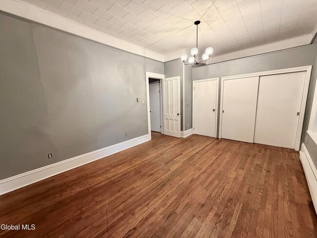 Building Photo - 10 W Main St