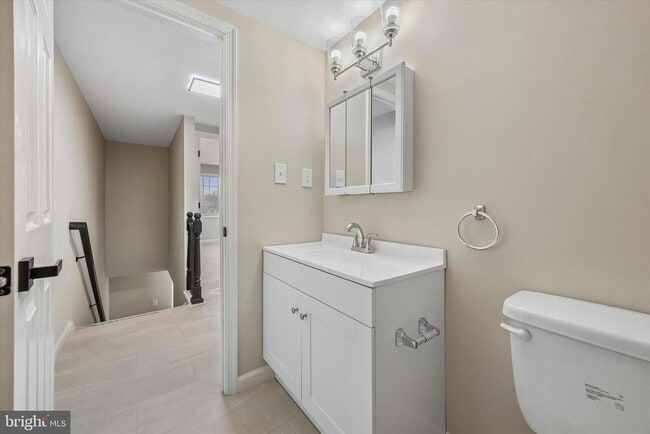 Building Photo - 431 Logan Ave