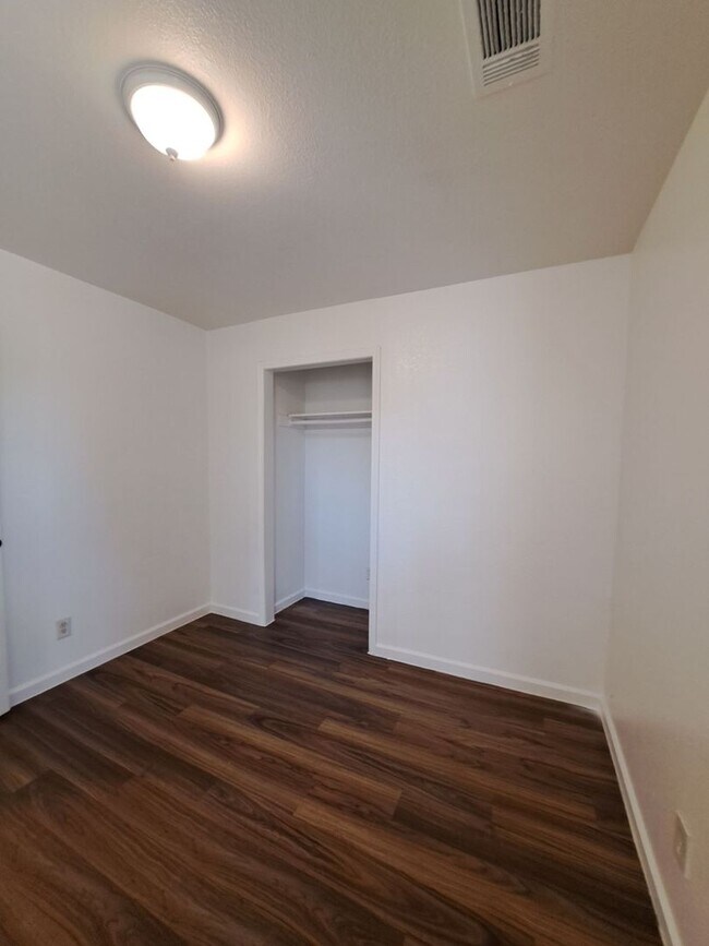 Building Photo - Single Level 3BR Home w/ Backyard Ready to...