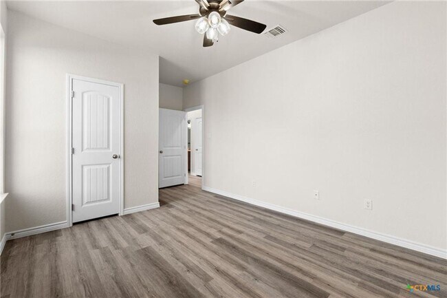 Building Photo - 122 Leon Ln