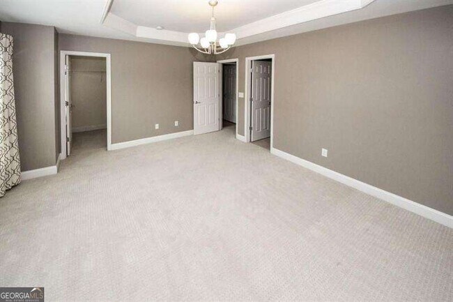 Building Photo - 1004 E Paces Chase