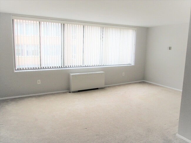 Building Photo - Bright and Spacious Condo in Fantastic Fog...