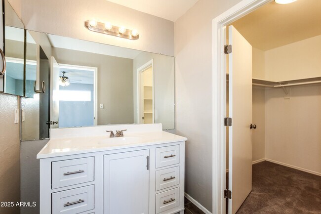 Building Photo - 927 E Escuda Dr