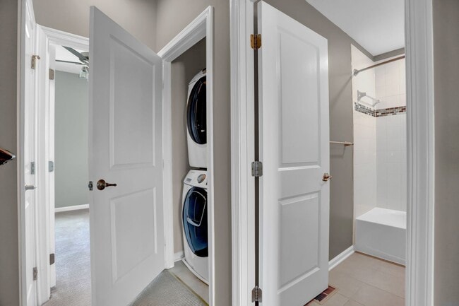 Building Photo - Stunning Townhome with Water Views!