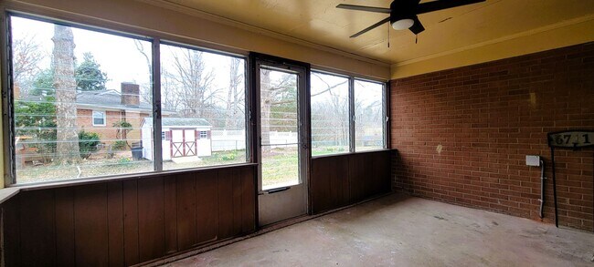 Building Photo - Large brick rancher in Chesterfield County with private back yard.