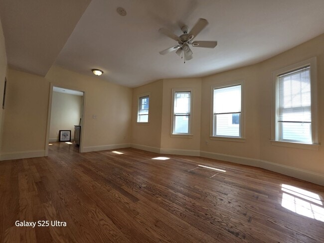 Building Photo - No Brokers Fee. Oak Sq Area of Brighton. Pets Friendly, Laundry, Parking, Eat-in Kitchen,
