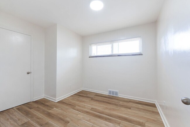 Building Photo - Updated 3 Bedroom Home for Rent with Garage & Fenced Yard